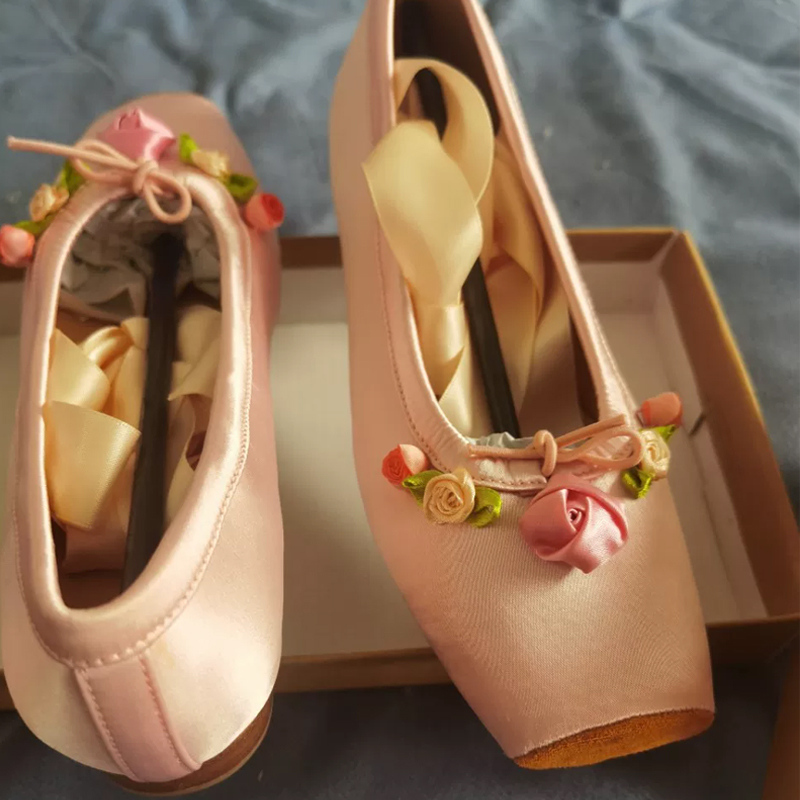 Ribbon Tie Heel - Roze satijnen Mary Janes met vierkante