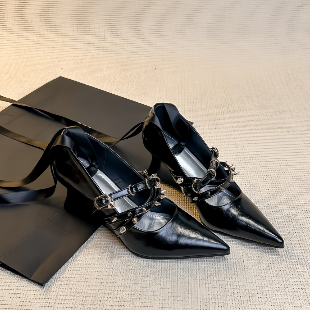 Dameszwart lakleer met puntige - Ribbon Tie Heel recensie en prijs